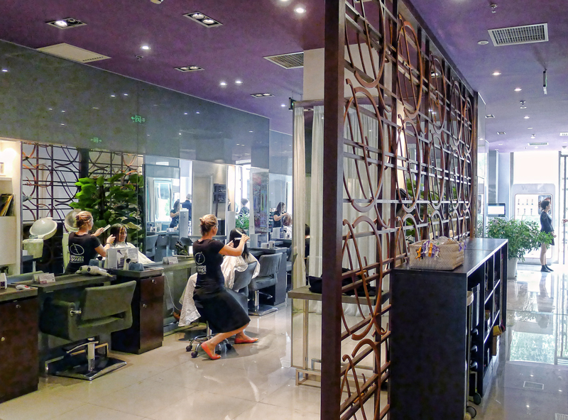A third salon for C de France, wrapped in glass and reflections