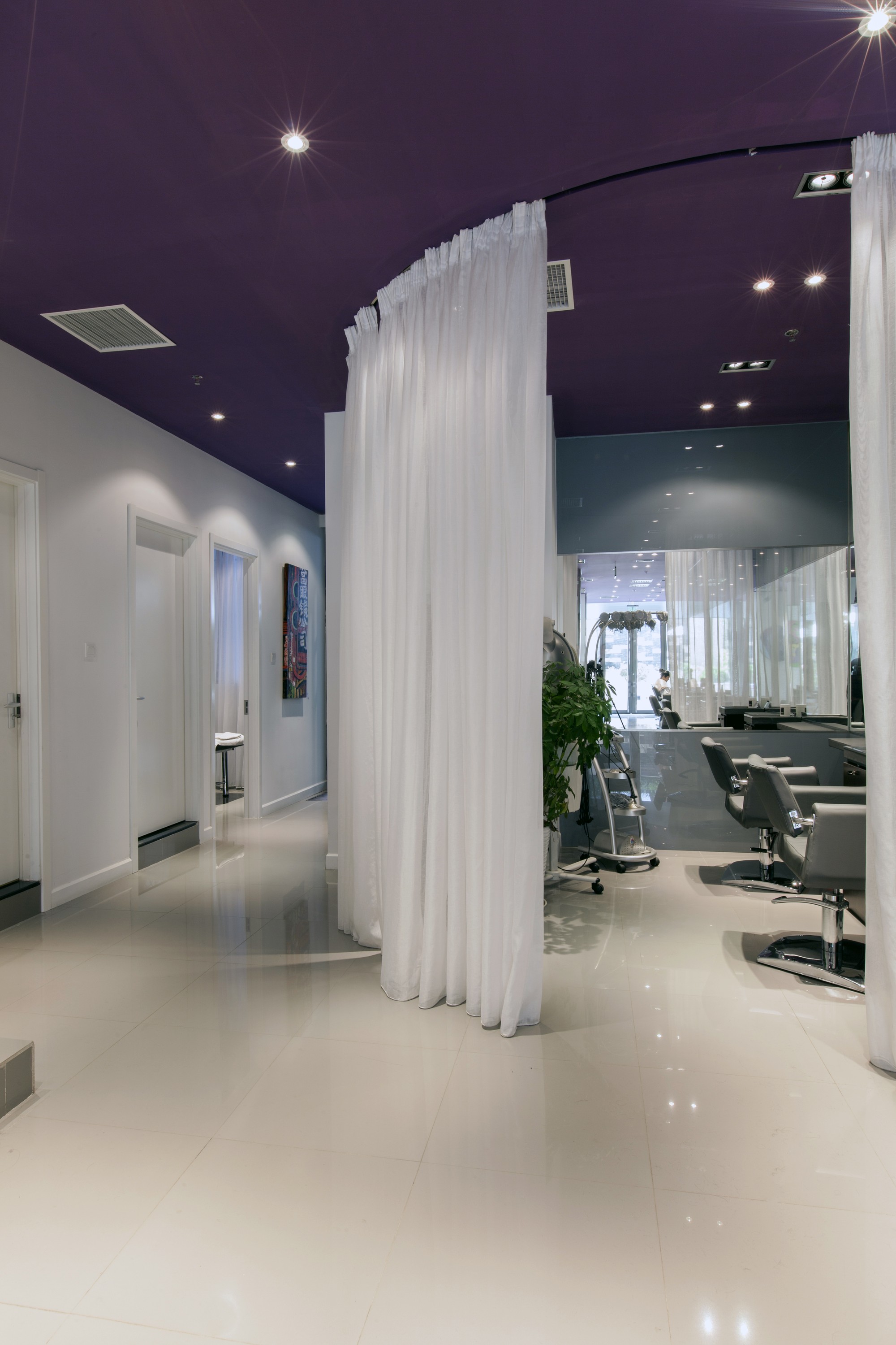 A third salon for C de France, wrapped in glass and reflections