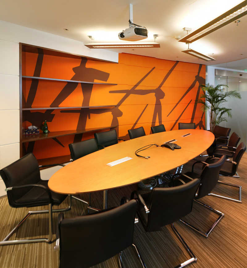 One curved corridor brings fluidity to a conventional office plan