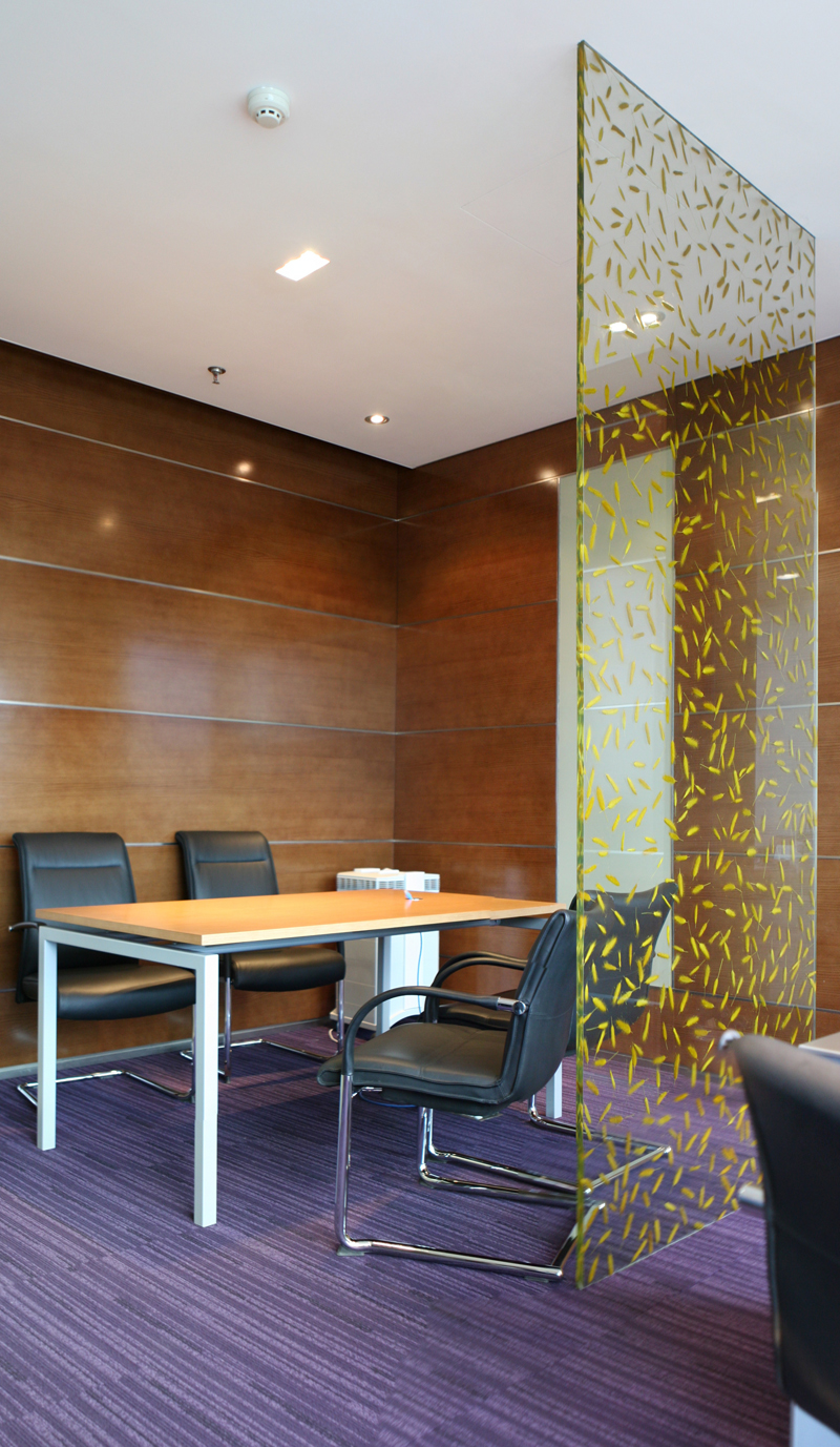 One curved corridor brings fluidity to a conventional office plan