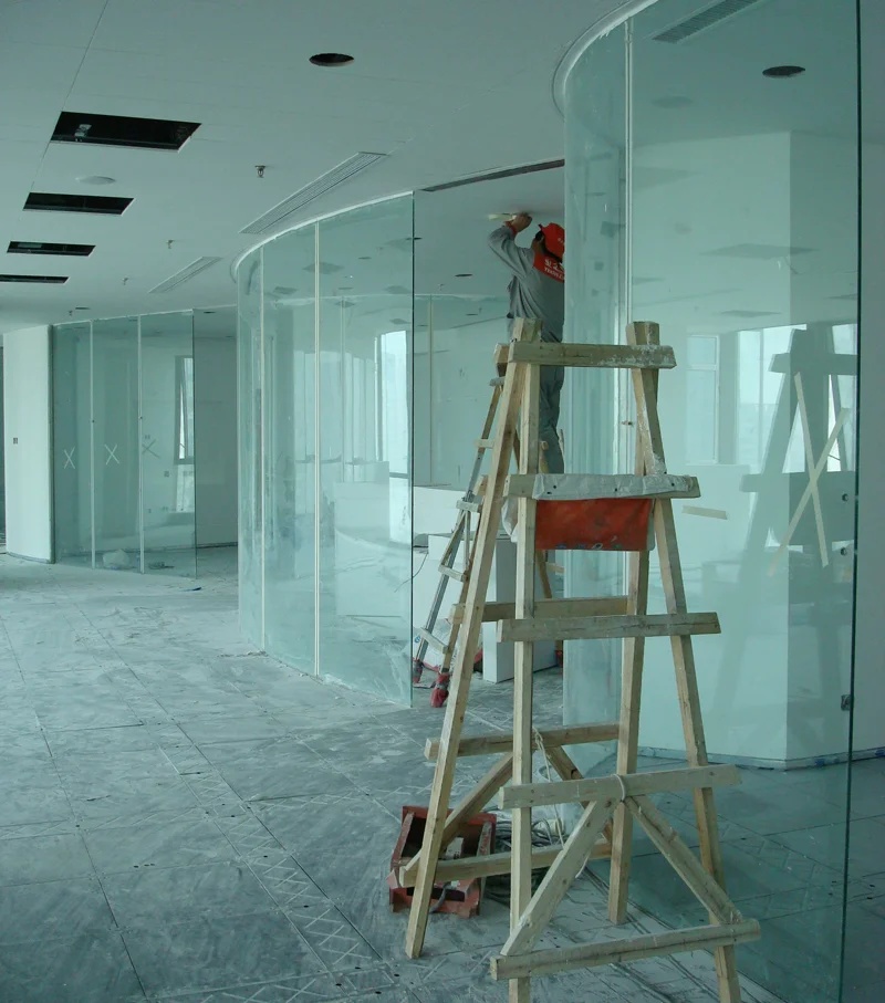 One curved corridor brings fluidity to a conventional office plan