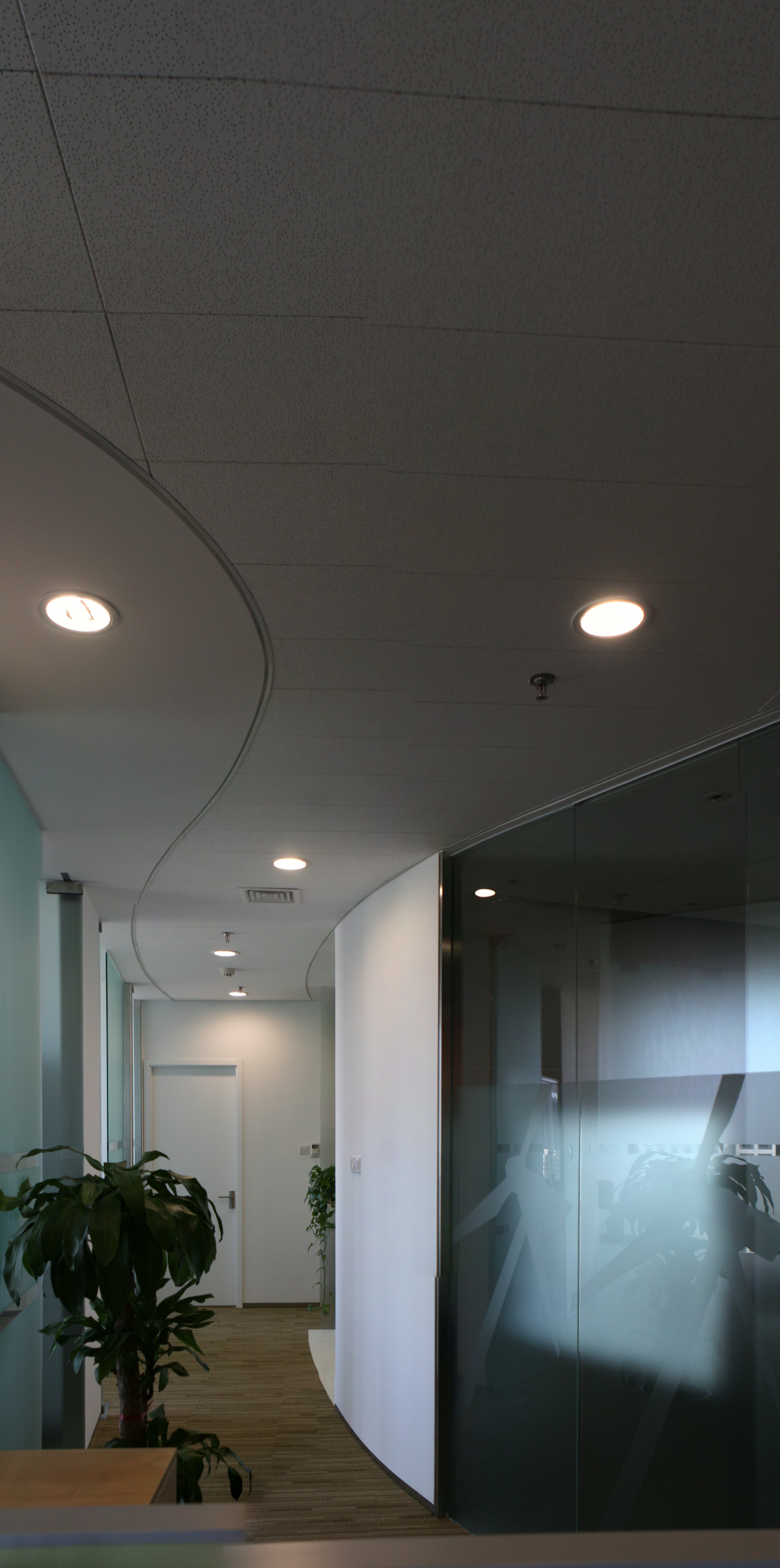 One curved corridor brings fluidity to a conventional office plan